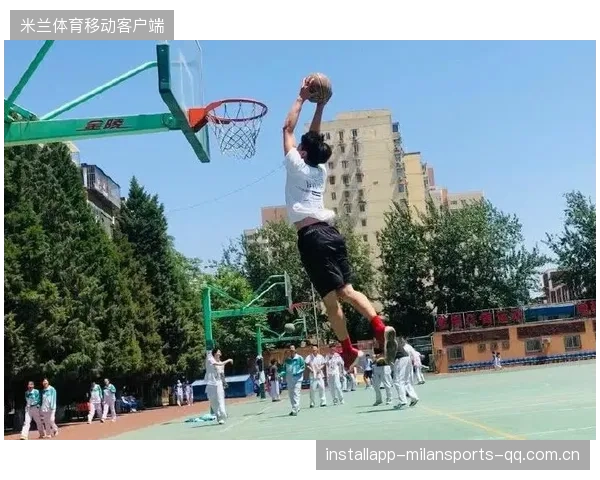 篮球少年一条龙暴扣拿满分：年轻力量与激情的完美融合